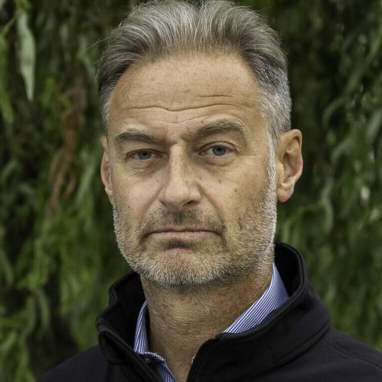 mike-galet-portret-765x1024
